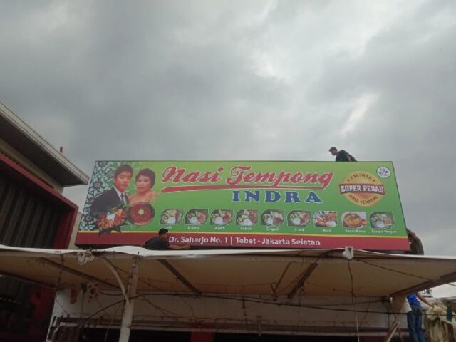 Pemasangan Neon Box Nasi Tempong INDRA di Tebet, Jakarta Selatan