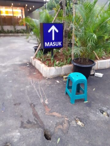 Pemasangan Neon Box Penunjuk Arah